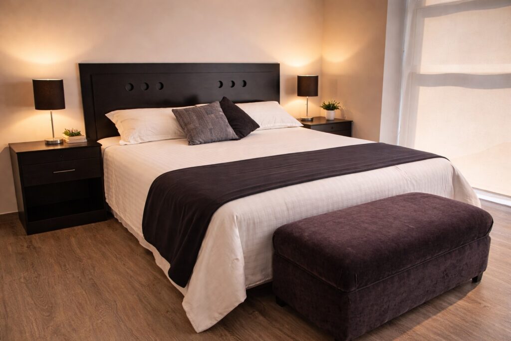 Recámara King Size con buros — incluida en todos los paquetes de renta de muebles Home Furniture Rent